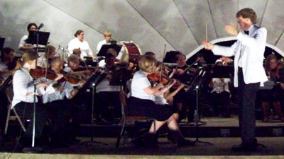 Linc Smelser conducts the Kishwaukee Symphony Orchestra.