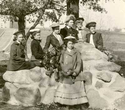 Students pose around “Freshman Bench,” constructed in 1903.
