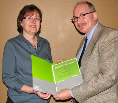 Katharina Barbe receives her Certificate of Merit from Christoph Veldhues, director of Language Programs North America for the Goethe-Institut. 