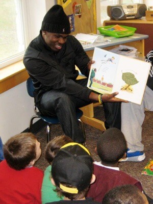 NIU football players read to children.