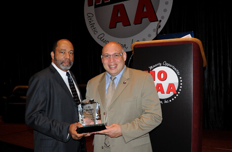 MOAA Executive Director Stan Johnson presents Sean Frazier with the award for distinguished service (Joan Tiefel photo).