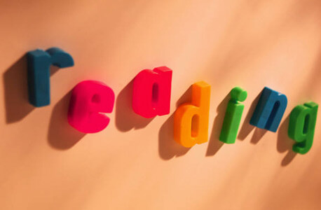 Photo of the word “reading” in refrigerator magnet letters